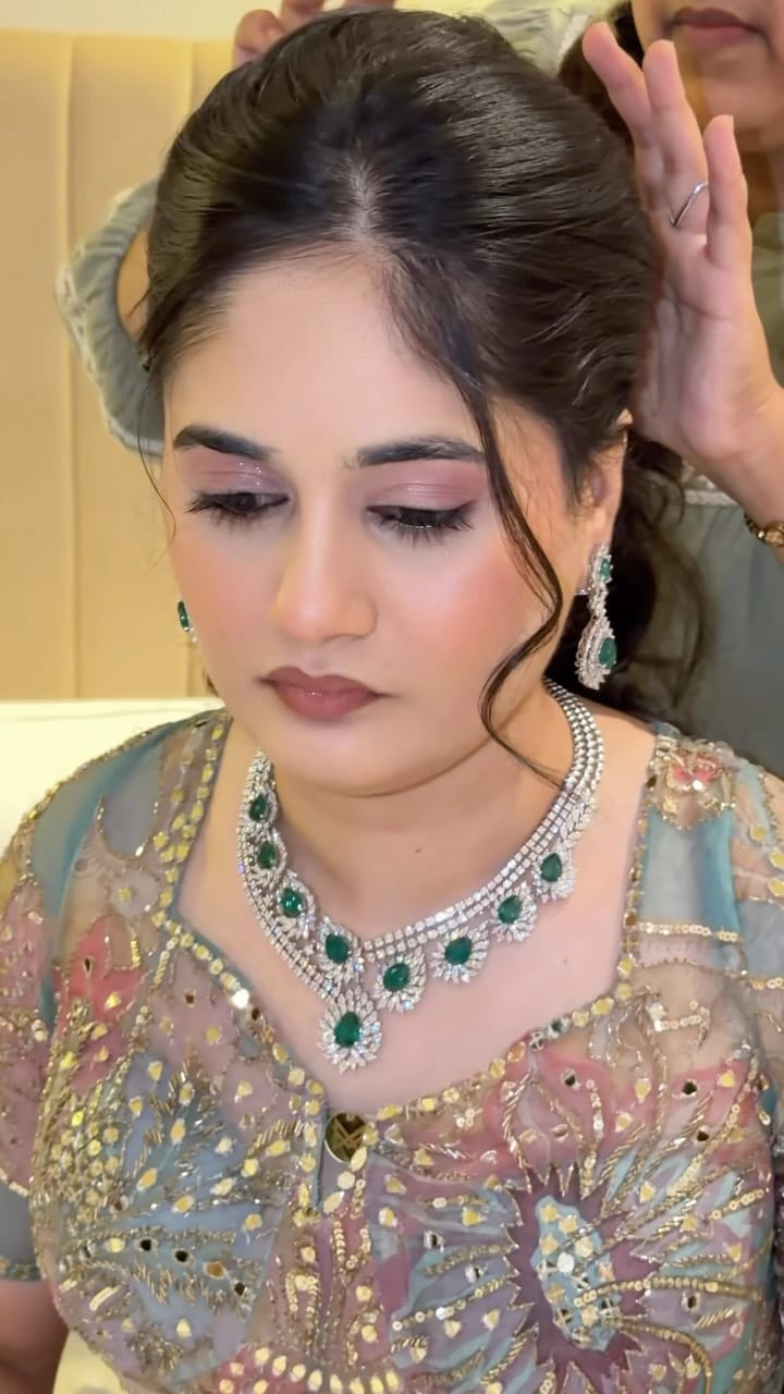 Post 6 by Rishika Rathod || makeup Artist Raipur on Instagram (video)