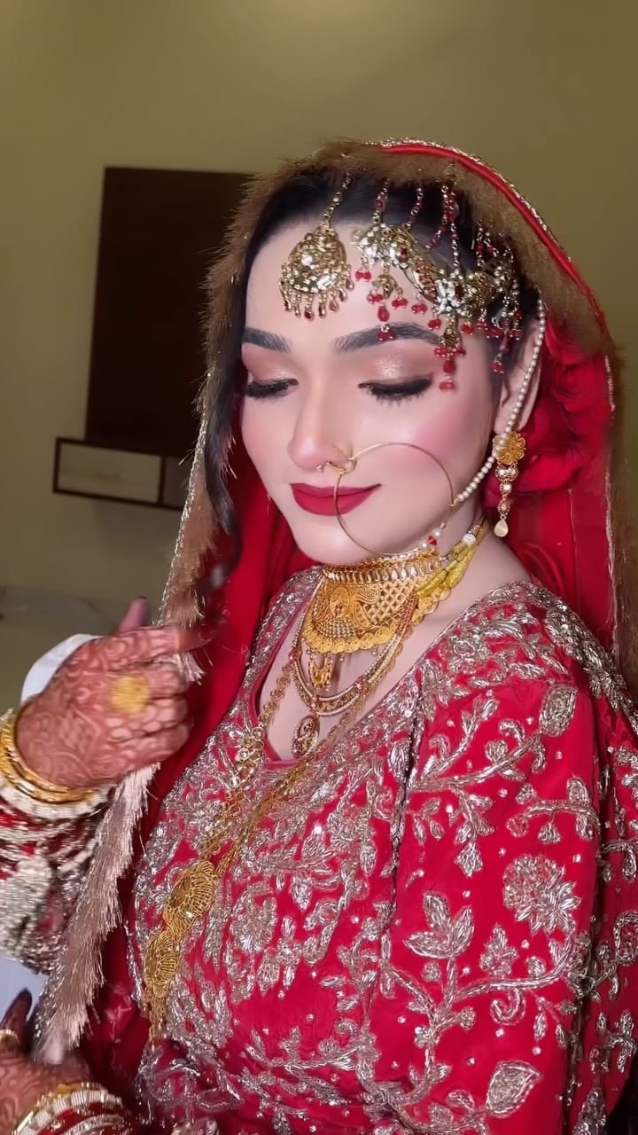 Post 1 by Javeriya Makeovers 💄 on Instagram (video)