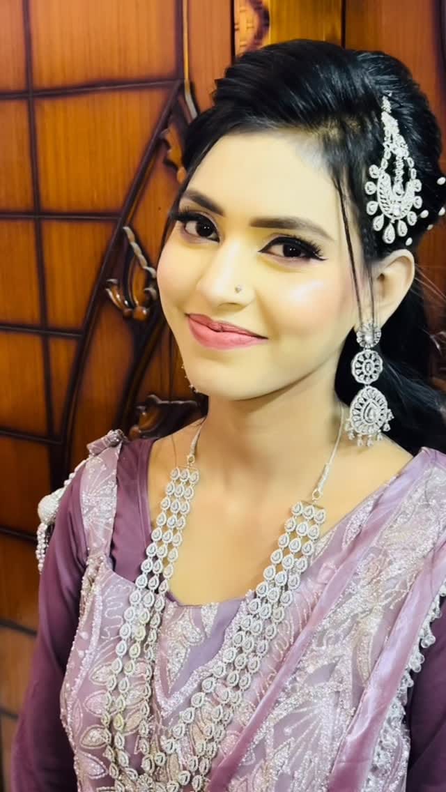 Post 7 by Priya kolkata makeupartist💅🏻💋💄 on Instagram (video)