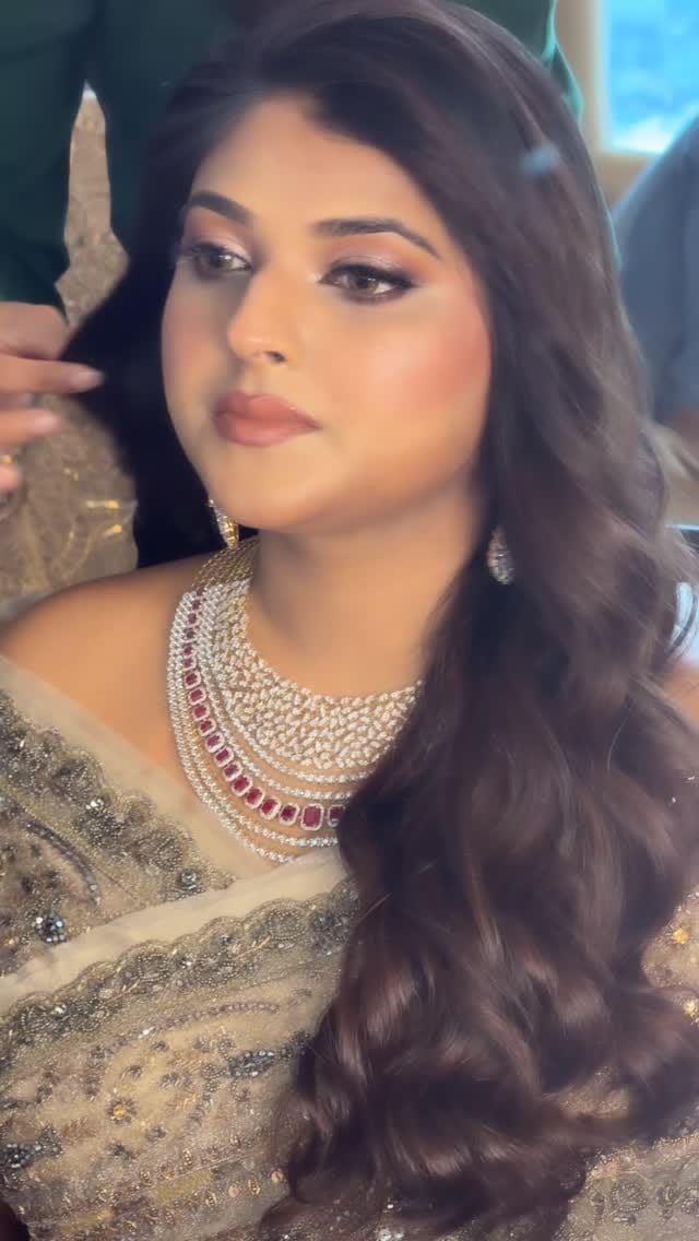 Post 1 by Aayushi Chhajed | Makeup Artist | Hairstylist | Pune on Instagram (video)