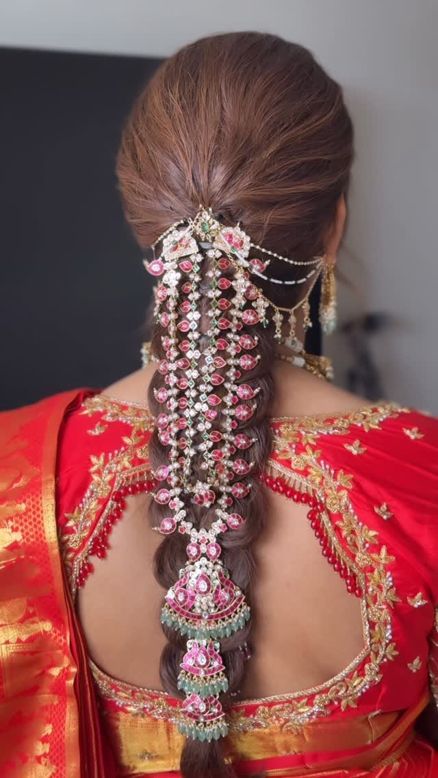 Post 7 by Aayushi Chhajed | Makeup Artist | Hairstylist | Pune on Instagram (video)