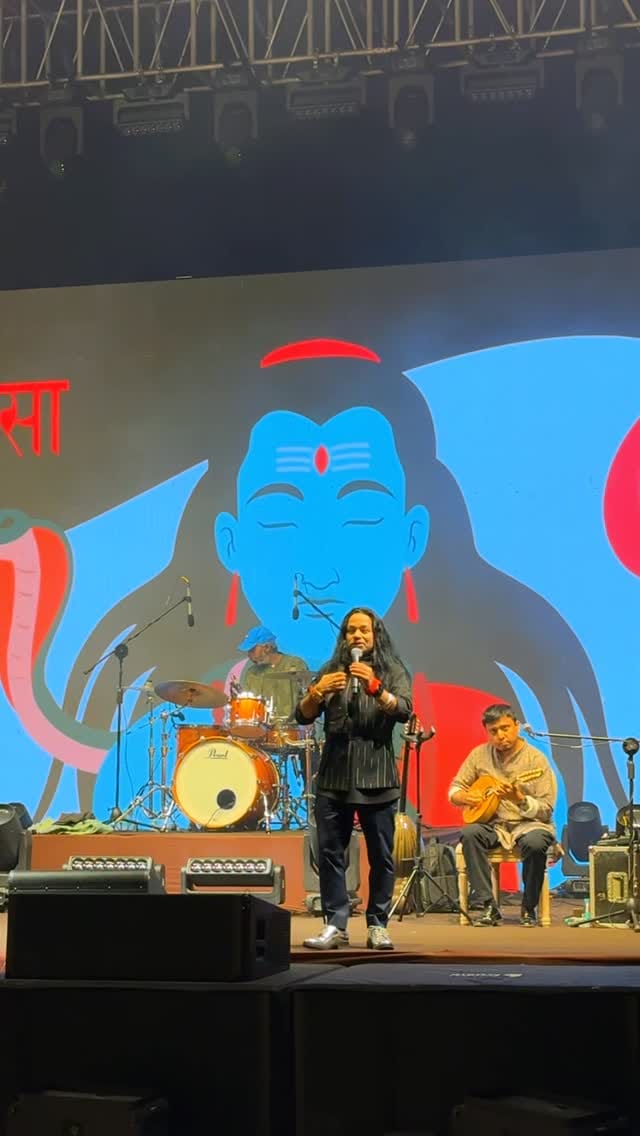 Post 6 by Anchor Vaidehi Bhatnagar on Instagram (video)
