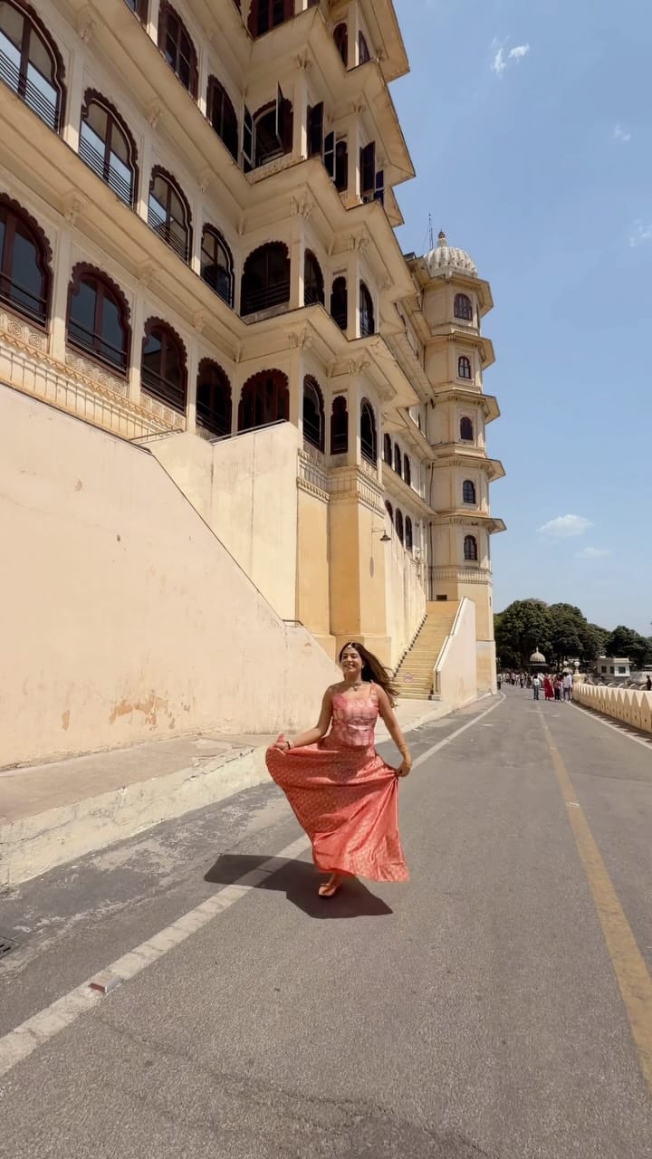 Post 1 by Anchor Vaidehi Bhatnagar on Instagram (video)