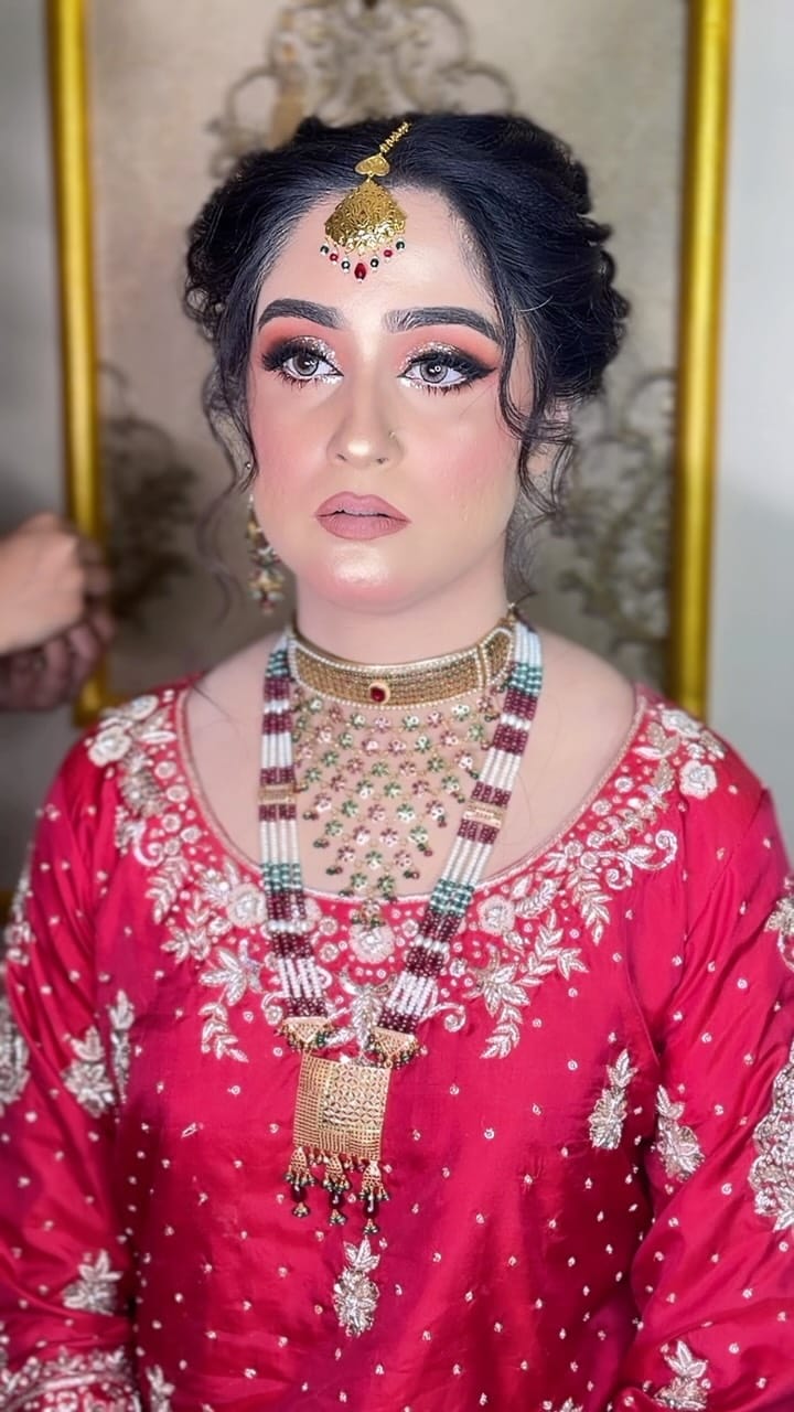 Post 3 by Shreya Jaiswal | Lucknow Bridal Makeup Artist on Instagram (video)