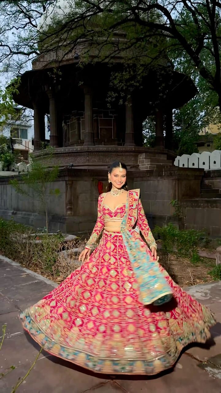 Post 1 by Esha Sharma Makeup on Instagram (video)