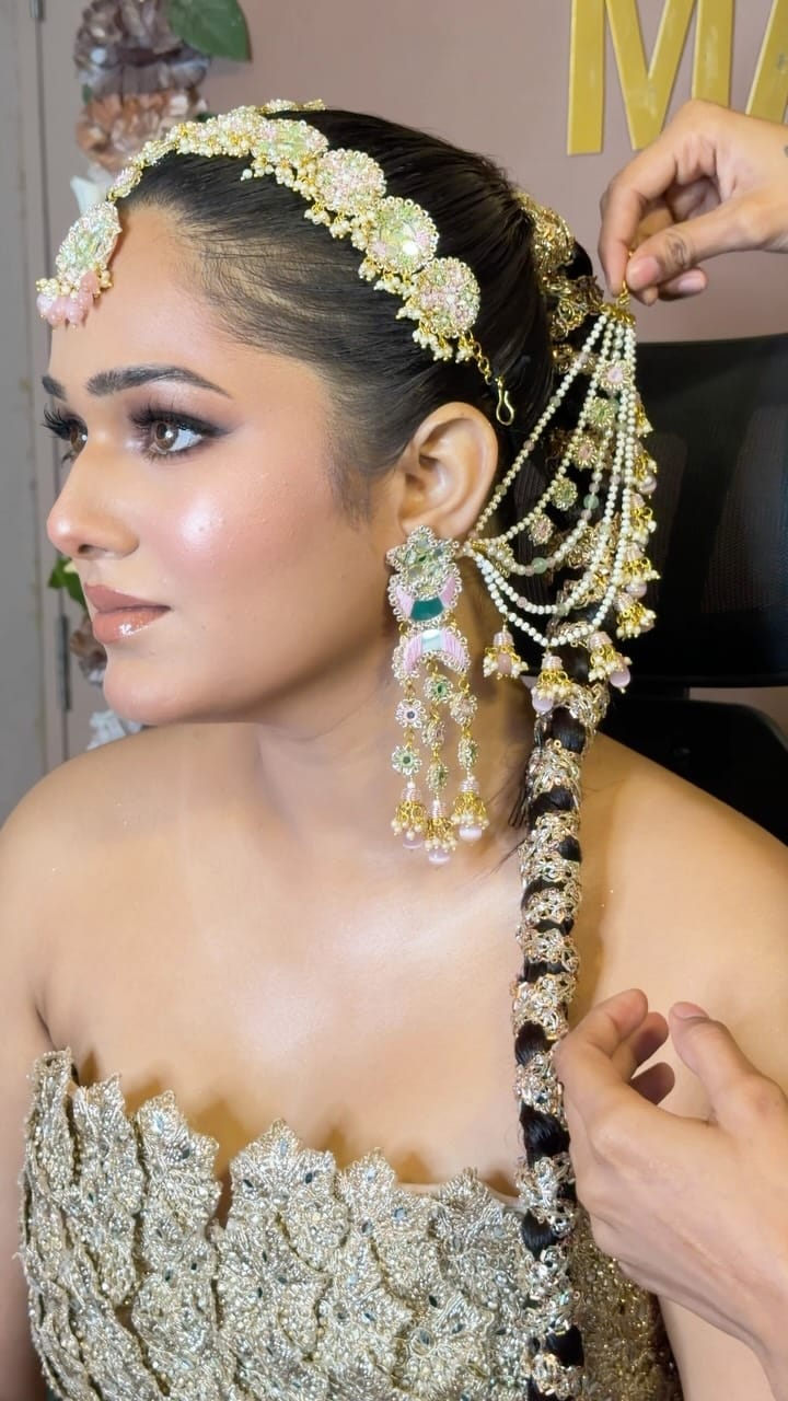 Post 4 by Esha Sharma Makeup on Instagram (video)