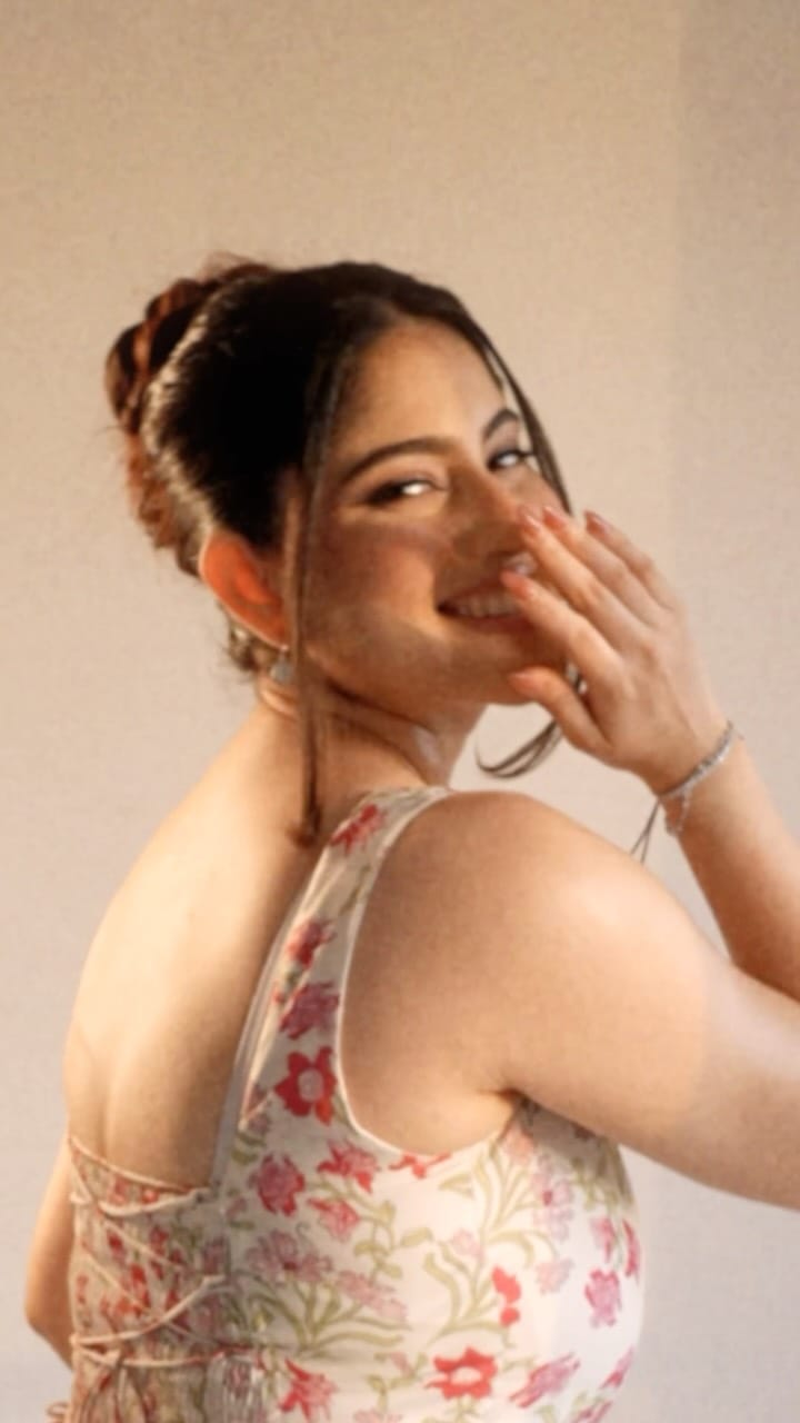 Post 3 by Divyanshi Jain 💄| Celebrity-Bridal Makeup Artist | Mumbai Based on Instagram (video)