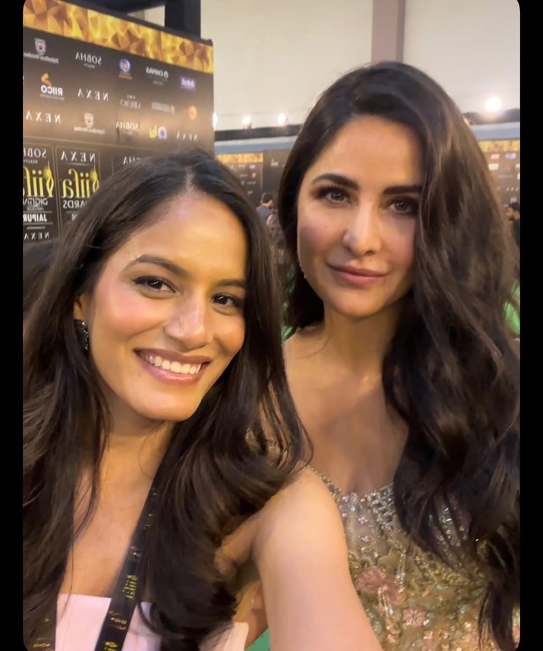 Post 8 by Divyanshi Jain 💄| Celebrity-Bridal Makeup Artist | Mumbai Based on Instagram (carousel)