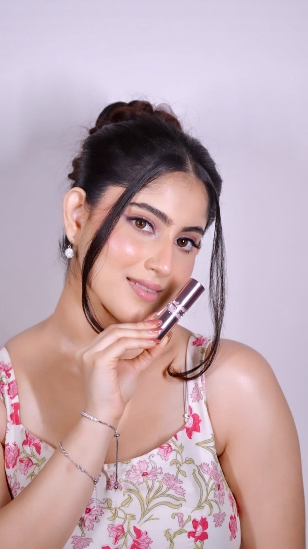 Post 7 by Divyanshi Jain 💄| Celebrity-Bridal Makeup Artist | Mumbai Based on Instagram (video)
