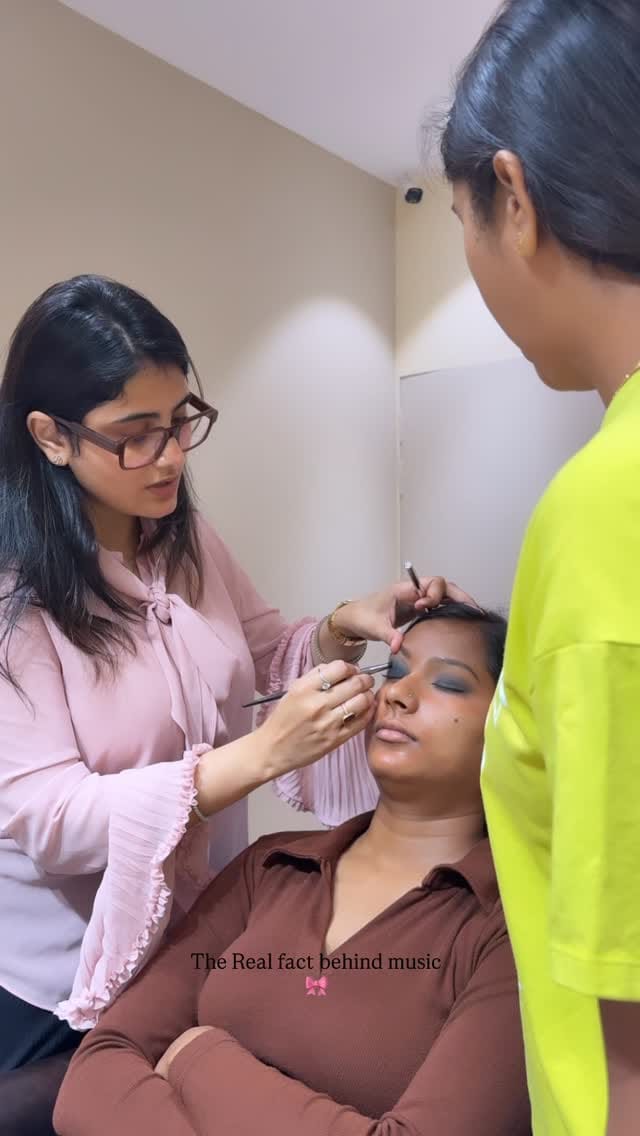 Post 4 by Himani Gupta on Instagram (video)