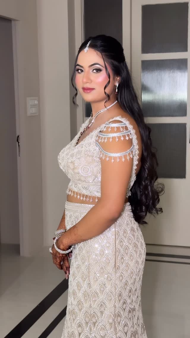 Post 9 by Himani Gupta on Instagram (video)