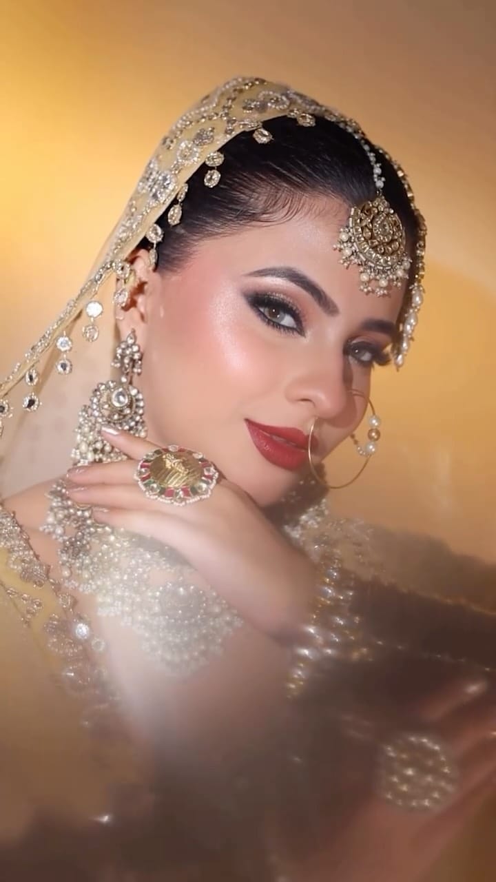 Post 9 by Manisha makeupartist on Instagram (video)