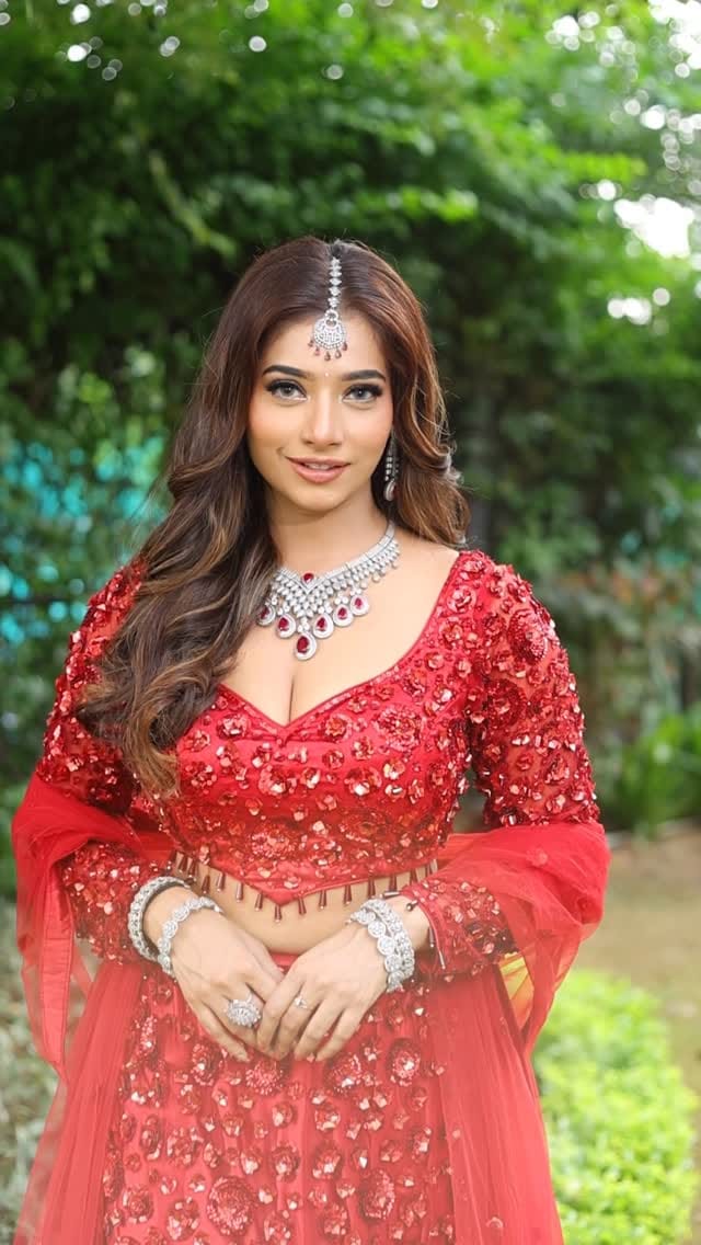 Post 4 by Manisha makeupartist on Instagram (video)