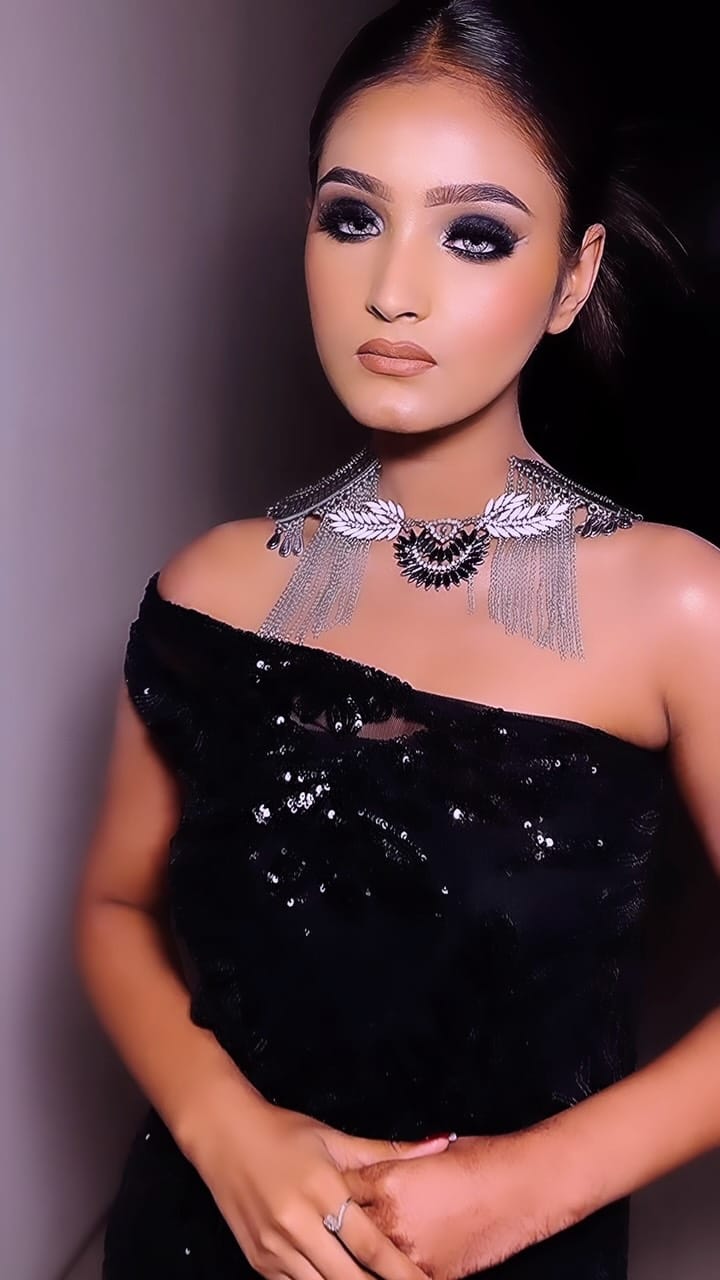 Post 3 by Ruby Sharma | Makeup Artsist | Delhi | Freelance on Instagram (video)