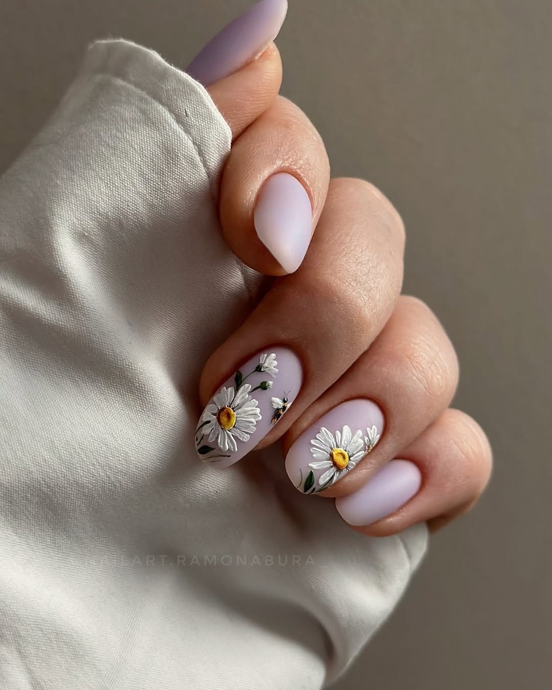 Post 8 by Ramona Bura - Nail Artist on Instagram (image)