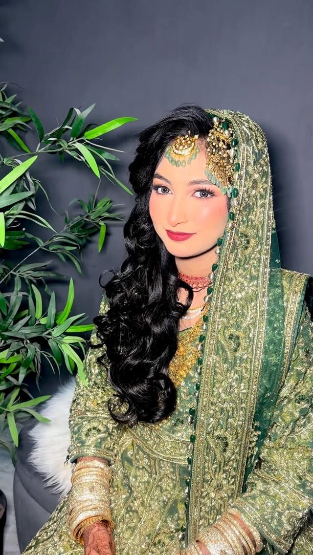 Post 3 by Makeupbyaliya on Instagram (video)