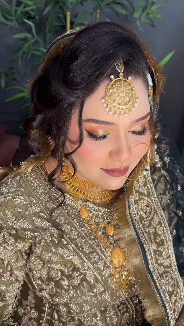 Post 8 by Makeupbyaliya on Instagram (video)