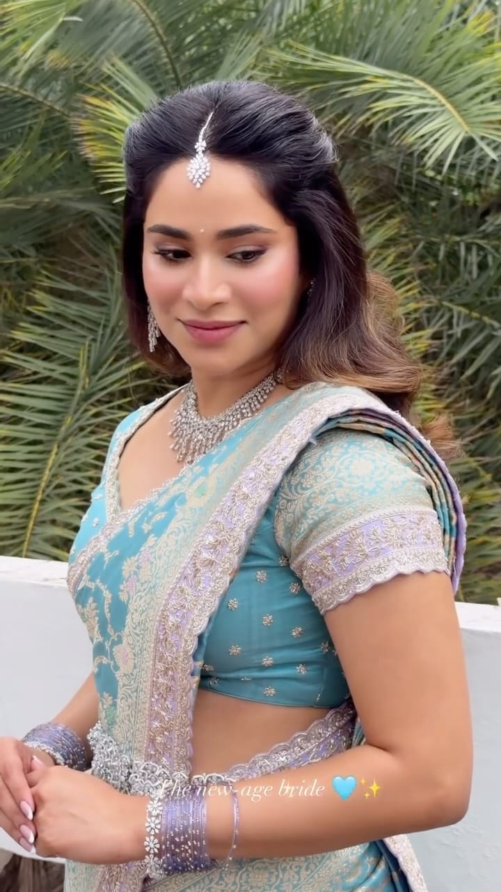 Post 4 by 𝐆𝐀𝐙𝐀𝐋 𝐒𝐔𝐑𝐀𝐍𝐀 | 𝐌𝐀𝐊𝐄-𝐔𝐏 𝐀𝐑𝐓𝐈𝐒𝐓 on Instagram (video)