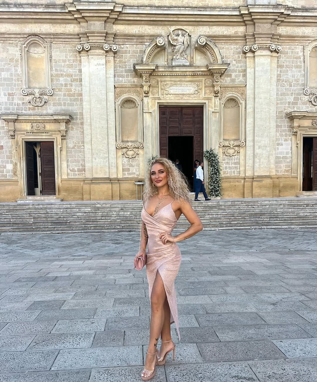 Post 10 by Arianna Vicquery on Instagram (image)