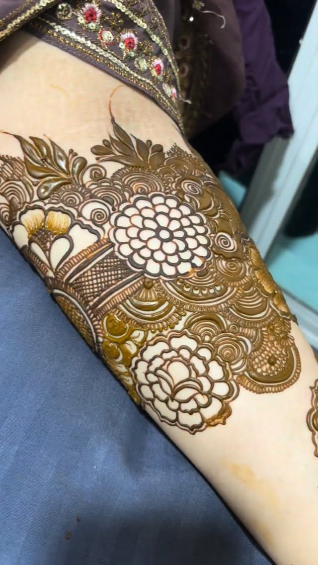 Post 5 by Tarannum khan | henna artist on Instagram (video)