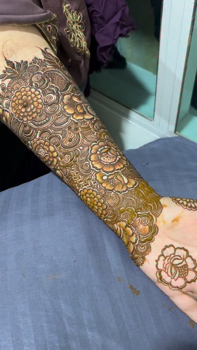 Post 6 by Tarannum khan | henna artist on Instagram (video)