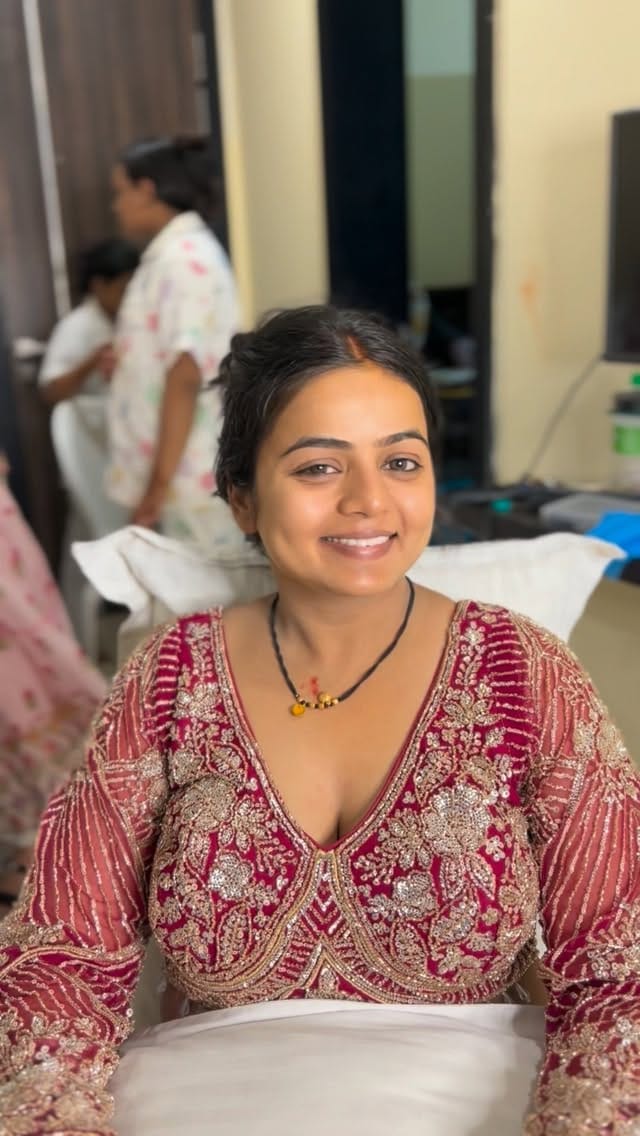 Post 4 by Four Sisters Makeup studio by Nandini sahu on Instagram (video)