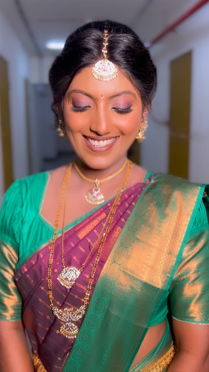 Post 3 by SapnaNair Makeovers🧿🇮🇳 on Instagram (video)