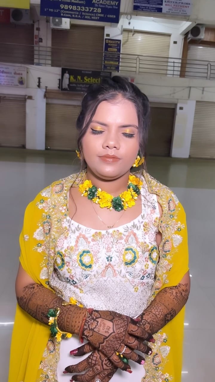 Post 7 by Ruchi Makeover Beauti Point &Academy on Instagram (video)