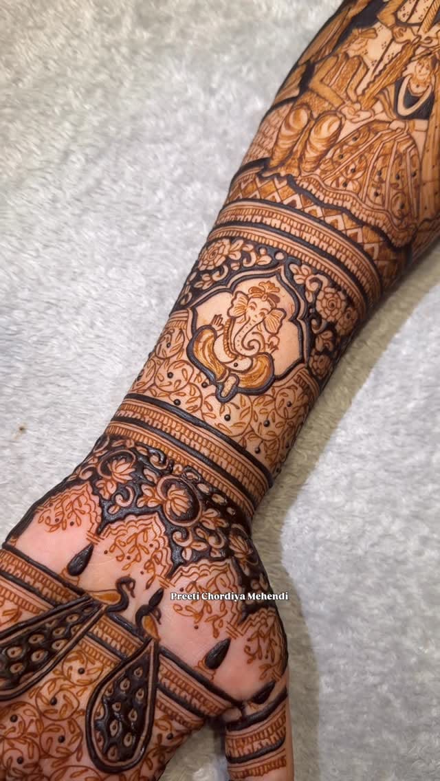 Post 8 by Jiya Chordiya | Bridal Mehendi Artist | Pune on Instagram (video)