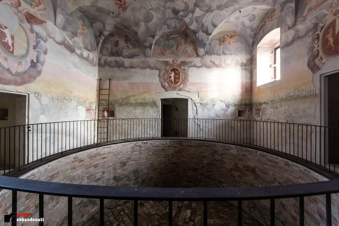 Post 4 by Luoghi abbandonati - urbex 🇮🇹 on Instagram (carousel)