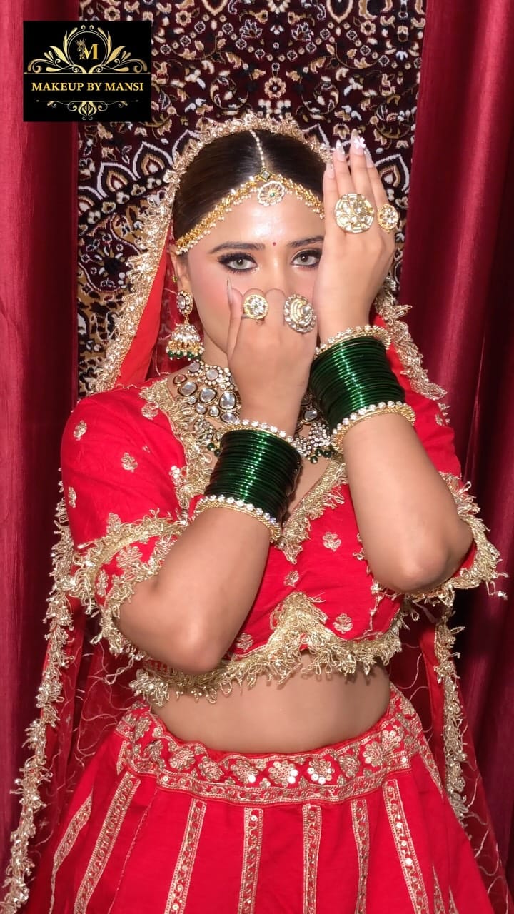 Post 8 by MANSI | PROFESSIONAL MAKEUP AND HAIR ARTIST on Instagram (video)