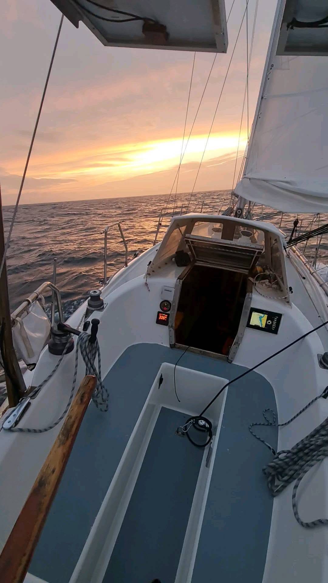 Post 9 by @sailingandsunsets on Instagram (video)