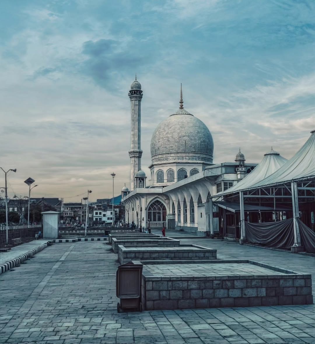 Post 1 by Roman Shahid Hussain on Instagram (image)