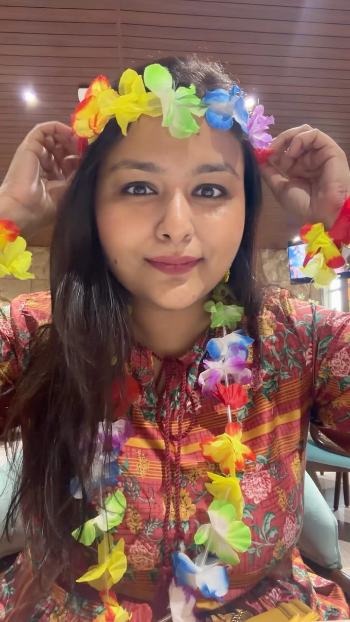 Post 2 by Riya Jhalani on Instagram (video)