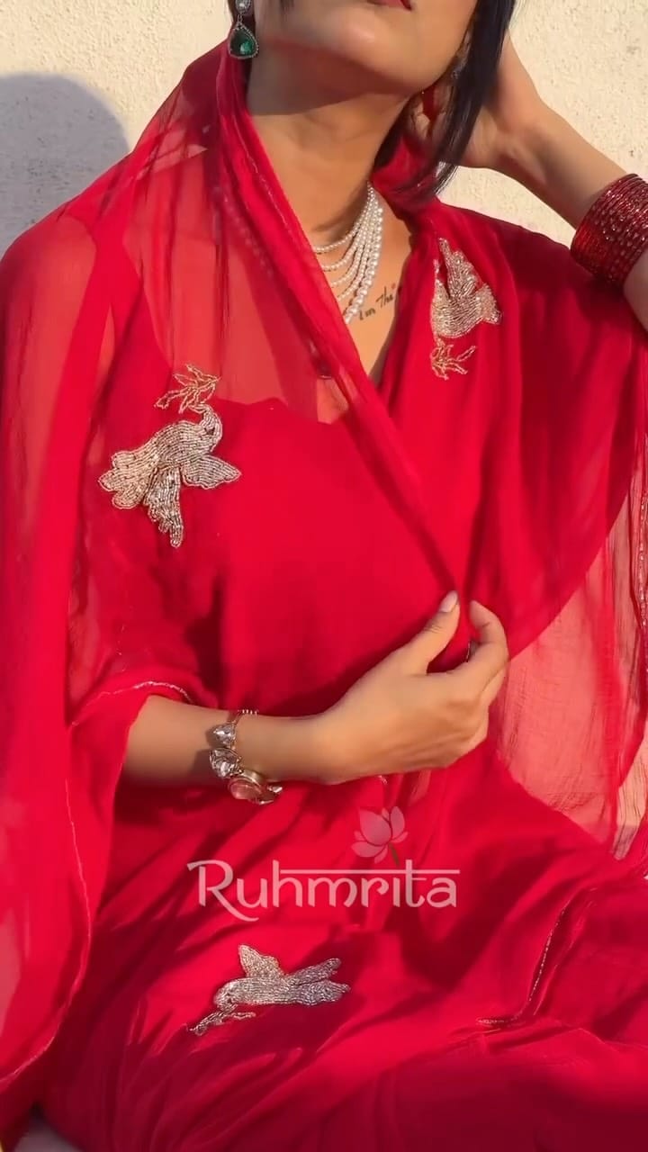 Post 8 by surat sarees on Instagram (video)