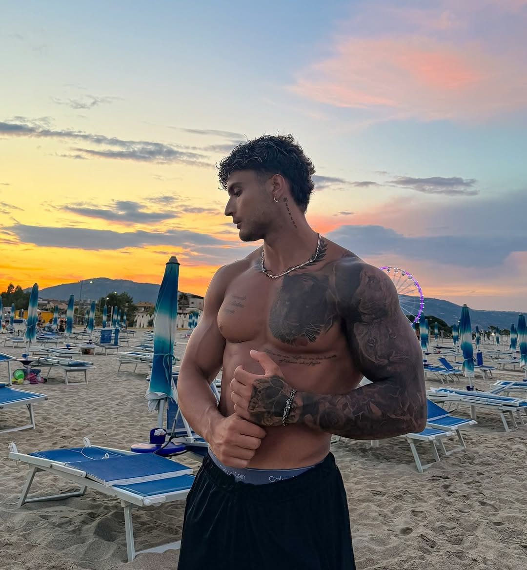 Post 3 by 𝑨𝑳𝑬𝑿 on Instagram (carousel)