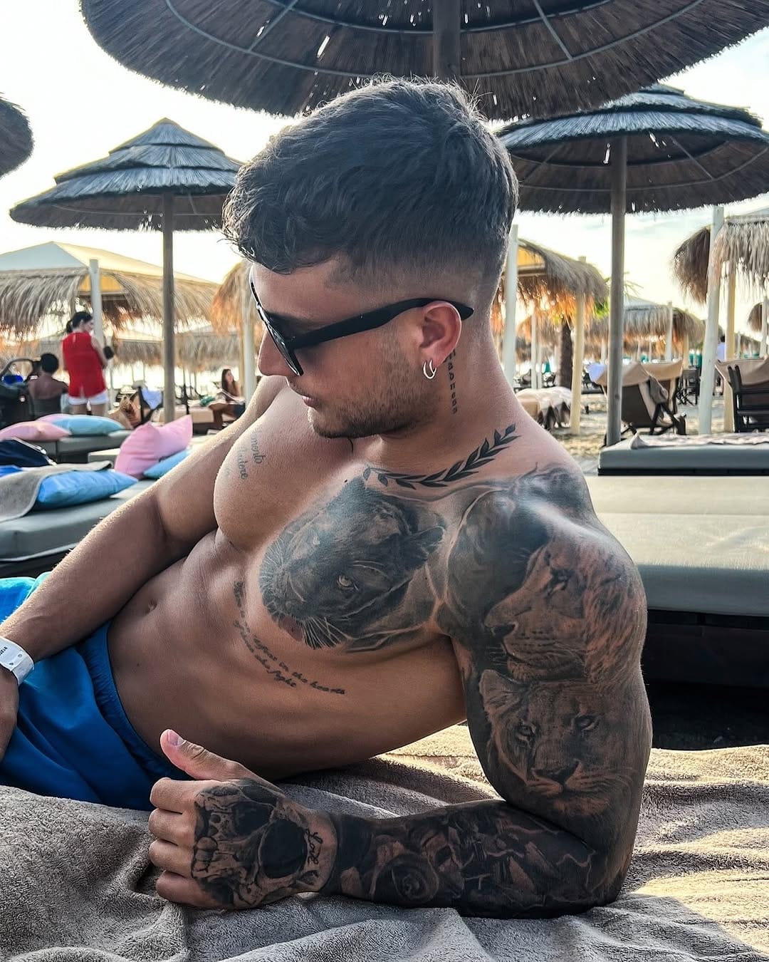 Post 10 by 𝑨𝑳𝑬𝑿 on Instagram (carousel)