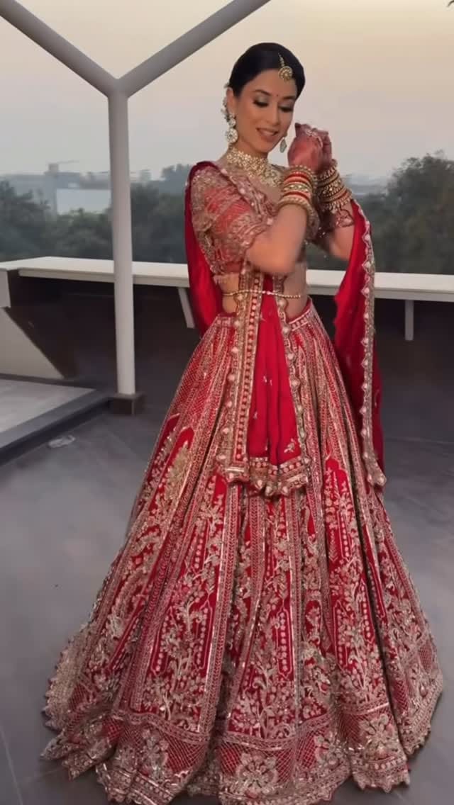 Post 7 by Urvashi’s rental_wardrobe👗 on Instagram (video)