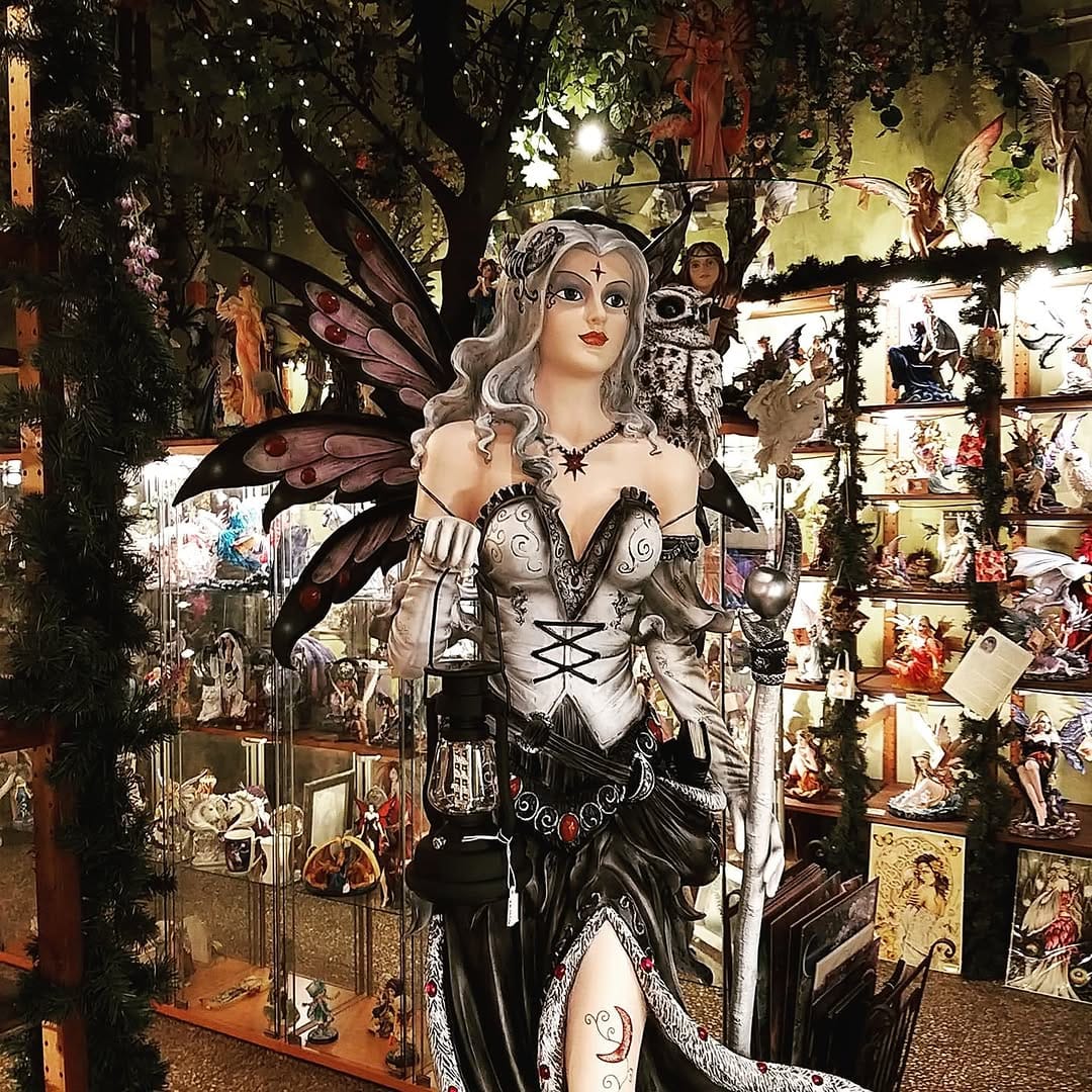 Post 3 by Storia e Magia on Instagram (carousel)