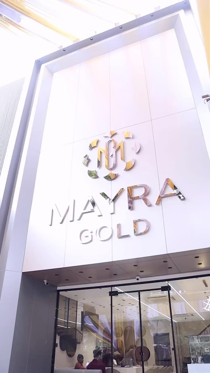 Post 10 by Mayra Gold on Instagram (video)
