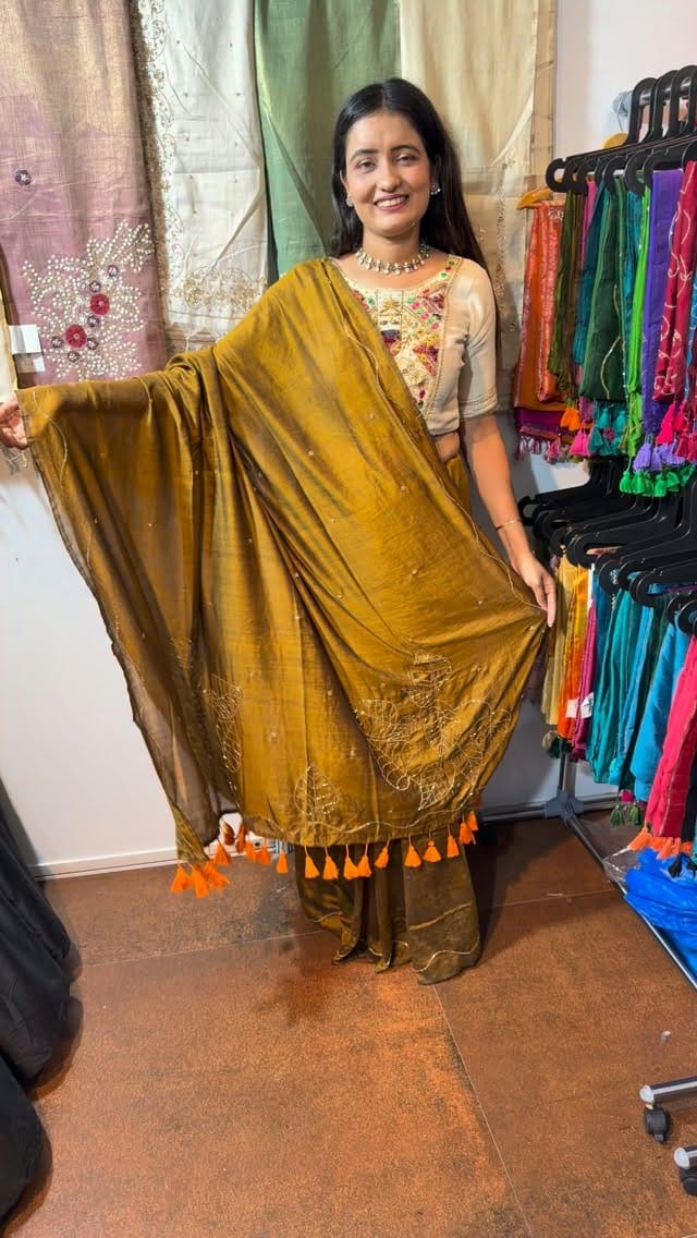 Post 2 by Mahira saree on Instagram (video)