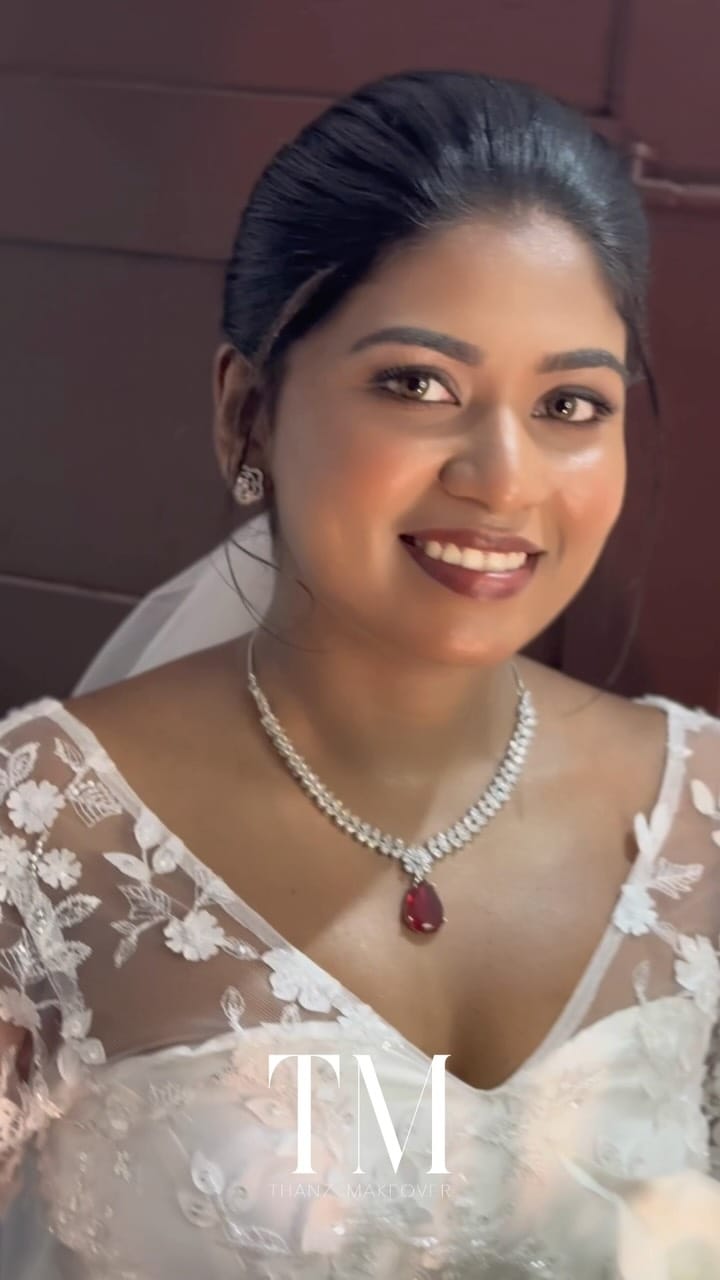 Post 3 by Makeup by Thansi Roshan on Instagram (video)