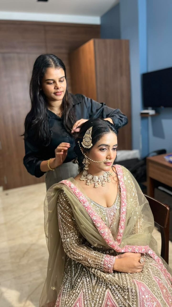 Post 1 by Makeup by Thansi Roshan on Instagram (video)