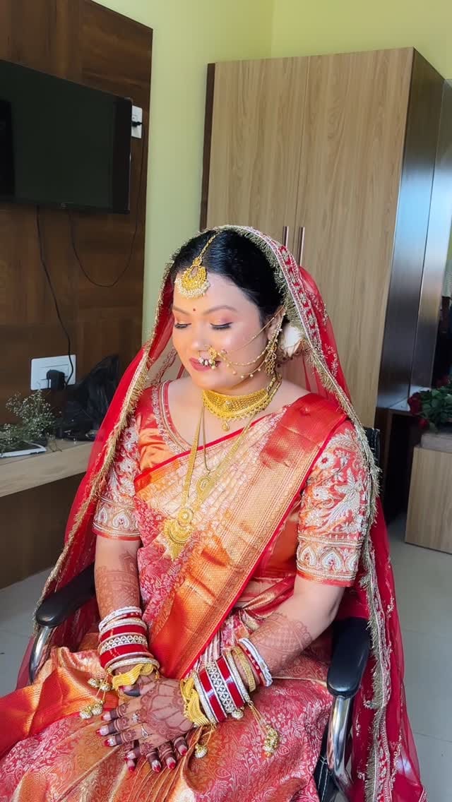 Post 6 by SONALI DASH🧿 Bridal makeup artist on Instagram (video)