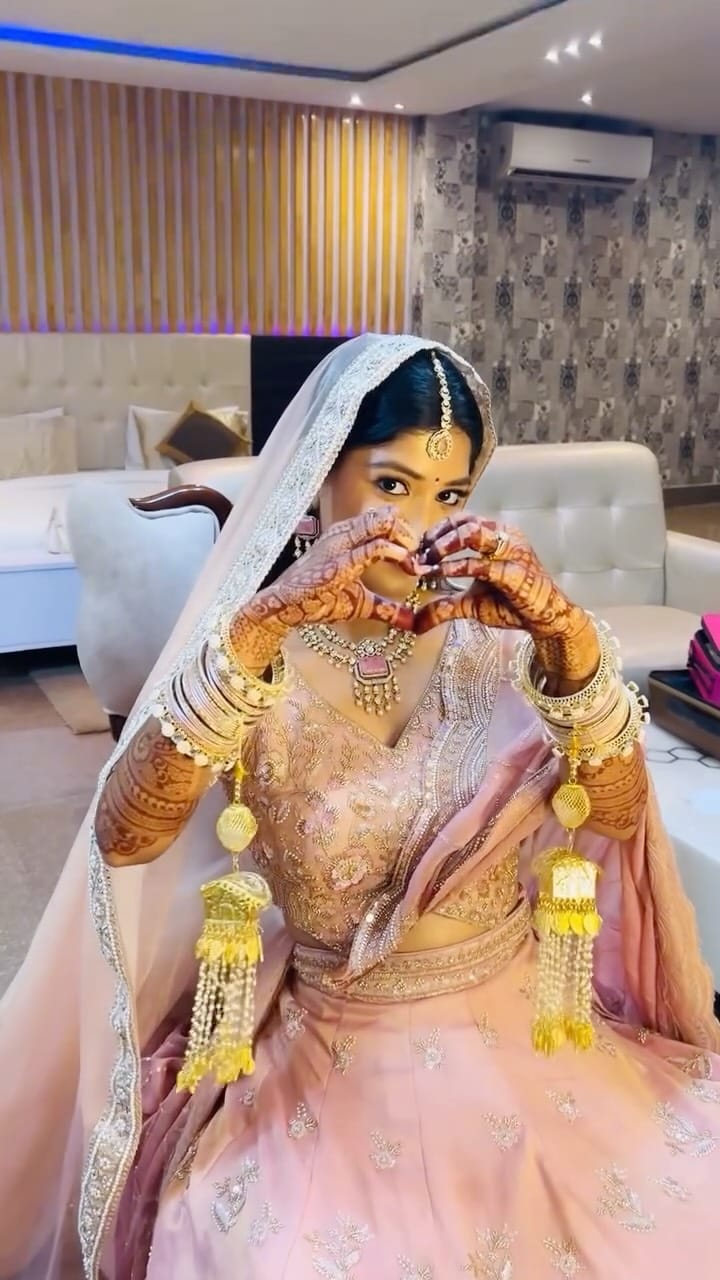 Post 5 by SONALI DASH🧿 Bridal makeup artist on Instagram (video)