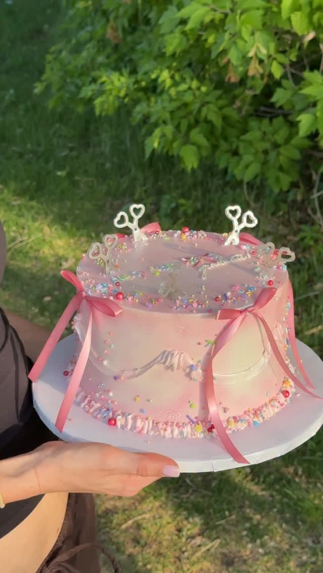 Post 7 by 🎀 Confetti Cake |  Utah Cakes 🎀 on Instagram (video)