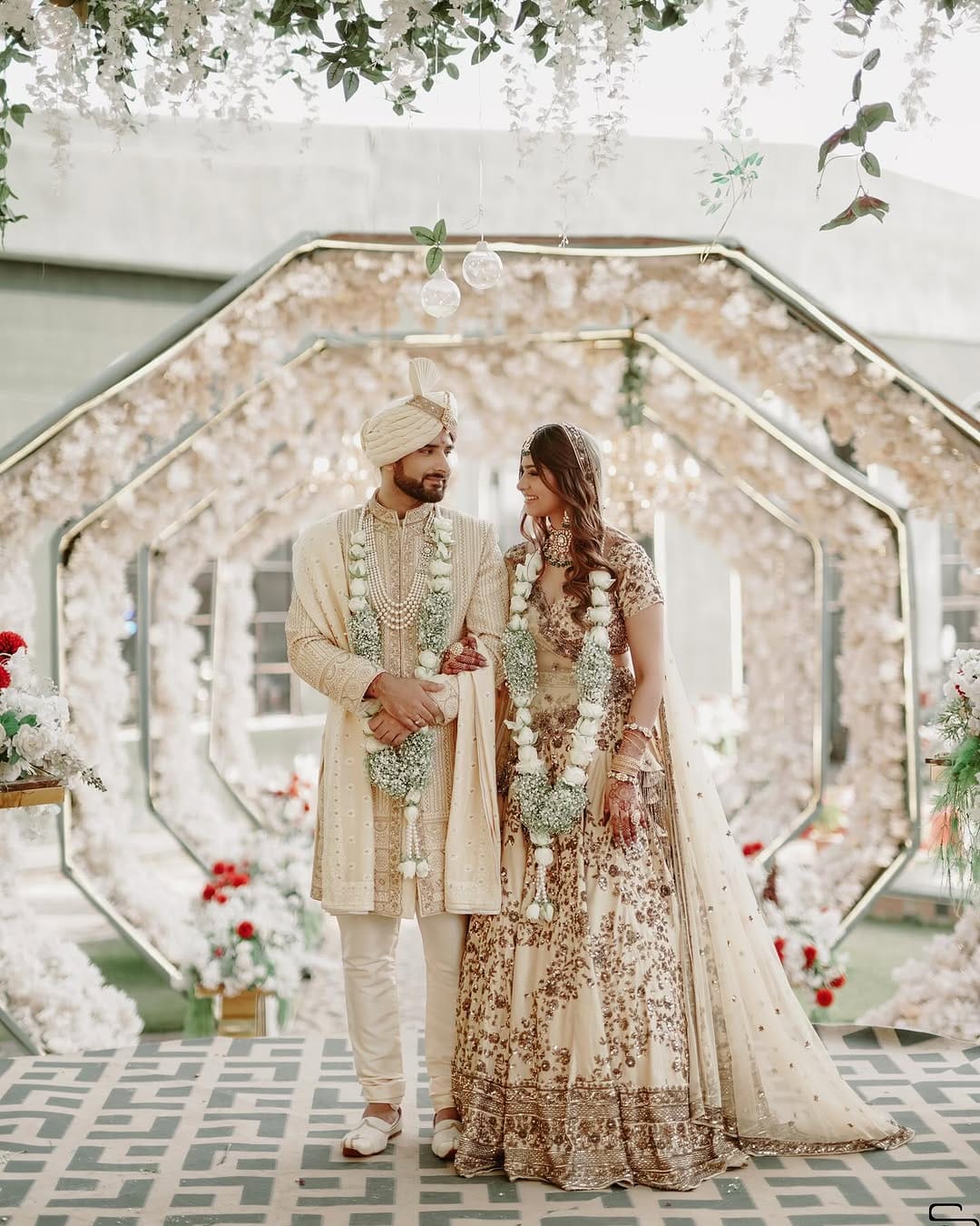 Post 10 by Vishakha Rajani Raina🧿 Fashion|Beauty on Instagram (carousel)
