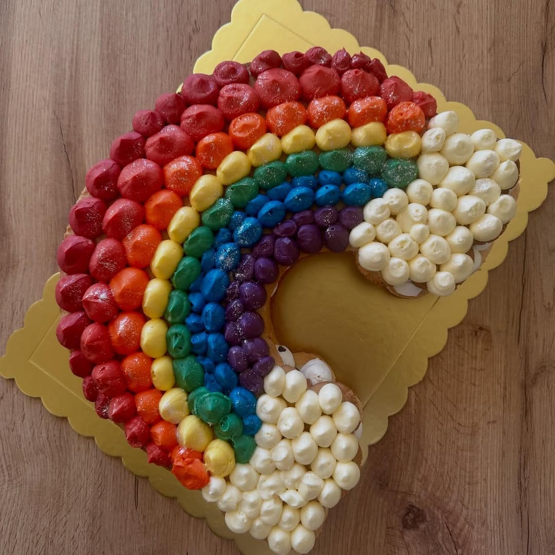 Post 7 by Cake decorator  |  Beatrice on Instagram (carousel)