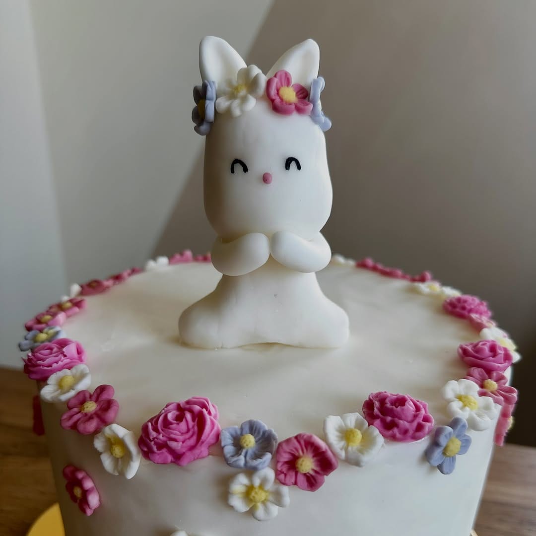 Post 1 by Cake decorator  |  Beatrice on Instagram (carousel)