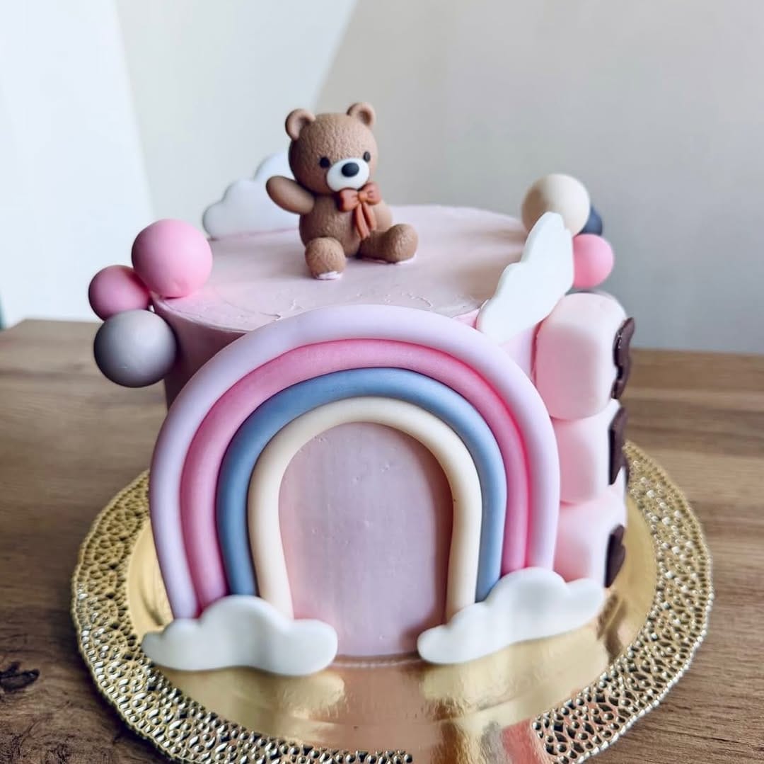 Post 3 by Cake decorator  |  Beatrice on Instagram (carousel)